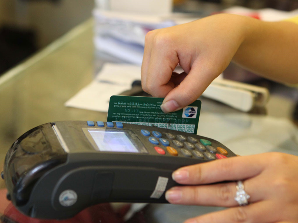 Quẹt thẻ tín dụng có mất phí không?